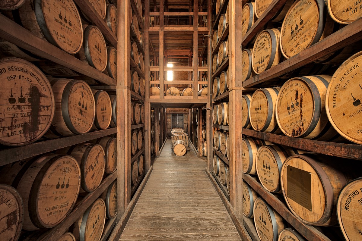 Gelagerte Bourbon-Fässer in der Woodford Reserve Distillery